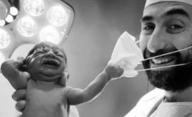 Un nounăscut a smuls masca de protecție a medicului imediat după ce sa născut 