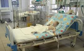 Un copil de 2 ani în reanimare după ce a fost lovit de un microbuz