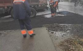 Fără cuvinte Muncitori filmați cum toarnă asfalt în băltoace VIDEO