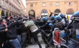В понедельник вечером Италию захлестнула волна жестоких протестов