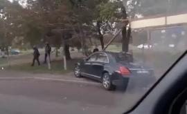 O șoferiță din capitală a intrat cu mașina întro oprire de troleibuz