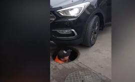 Изза припаркованной машины двое рабочих не могли выйти из канализационного колодца ВИДЕО