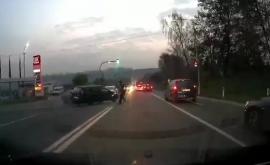 VIDEO VIRAL Accident la doar cîțiva cm de un poliţist filmat în Chișinău