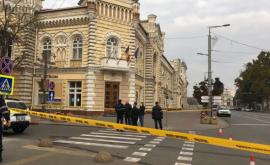 Alertă cu bombă la Ambasada Ucrainei și la Primăria municipiului Chișinău FOTO 