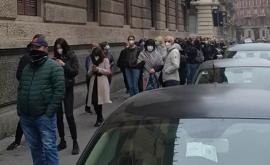 Большие очереди на избирательном участке в Милане ВИДЕО