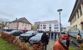 Море людей перед избирательным участком в Касселе Германия ВИДЕО