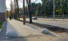 На тротуарах улиц Пушкина и БэнулескуБодони устанавливают препятствия для заезда машин