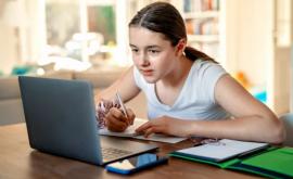 Elevii din peste 750 de şcoli vor învăţa online