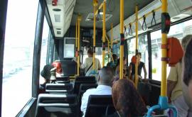 В каких условиях некоторые пассажиры едут в автобусе по столице