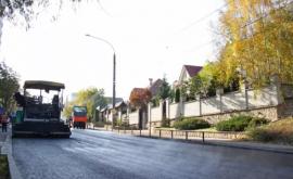 Continuă lucrările de asfaltare a străzii Nicolae Testemițanu