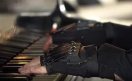 Mănușile bionice iau oferit din nou șansa de a se așeza la pian VIDEO