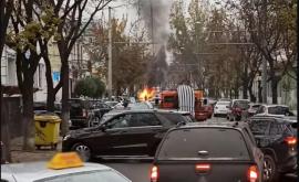 Accident în centrul capitalei O mașină cuprinsă de flăcări VIDEO