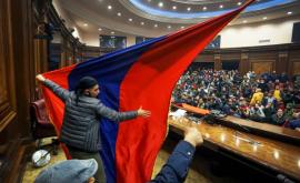 Tulburări puternice în Armenia Președintele Parlamentului snopit în bătaie