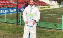 Un medic moldovean a alergat mai mulți kilometri în constum de protecție