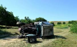 Un tractor sa răsturnat în timp ce șoferul ar fi fost atacat 