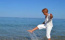 O femeie de 82 de ani din Grecia face windsurfing VIDEO