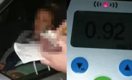 Mamă iresponsabilă O femeie a fost prinsă beată criță la volan alăptînd copilul VIDEO