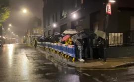 Не боятся ни дождя ни ветра молдаване в Лондоне стоят в очереди чтобы проголосовать ВИДЕО