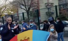 Верона Итальянская полиция подбадривает молдаван стоящих в очередь для голосования ВИДЕО