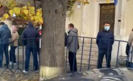 Cozi la Ambasada RMoldova la București Sute de oameni aşteaptă să voteze