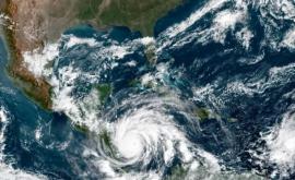 Природа поражает два континента Ураган Йота и вулкан Стромболи вызывают панику