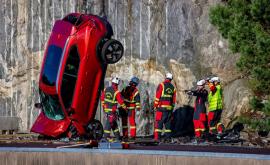 Volvo a distrus 10 mașini aruncîndule de la o înălțime de 30 de metri VIDEO
