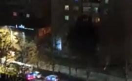 Un bărbat amenință că se aruncă de la etajul 14 al unei clădiri din capitală VIDEO