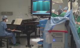 В Италии врачи удалили опухоль спинного мозга под звуки пианино 