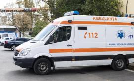 O ambulanță sa răsturnat după ce a fost lovită în plin de un automobil