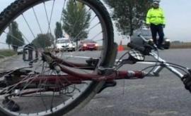 Biciclist lovit de un taxi în capitală