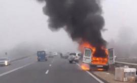 Пожар возле Пересечино Горит микроавтобус ВИДЕО