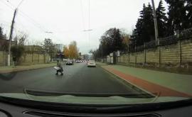 O bătrînă la un pas de a fi lovită de un automobil pe o stradă din Bălți VIDEO
