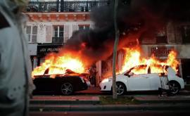 Акции протеста во Франции Протестующие подожгли машины полиция использовала слезоточивый газ