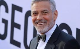 George Clooney este propriul său frizer de 25 de ani