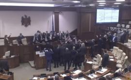 Напряженный день в парламенте Депутаты ломали микрофоны и брызгались водой