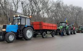 Фермеры из ряда нескольких районов направляются на тракторах в столицу