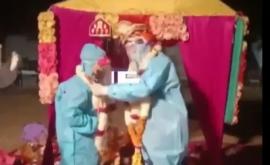 Пара в Индии сыграла свадьбу в карантинном центре