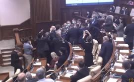 Furculiță despre altercațiile din Parlament Acțiunile deputaților PAS semănau cu o invazie de zombi