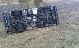 Accidentele se țin lanț din cauza poleiului Un camion a derapat de pe șosea