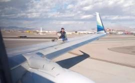 В ЛасВегасе мужчина взобрался на крыло самолета ВИДЕО