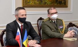 Посол Словакии представил главе Минобороны Молдовы нового военного атташе 