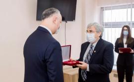 Додон вручил государственные награды четырем коллективам из Кишинева