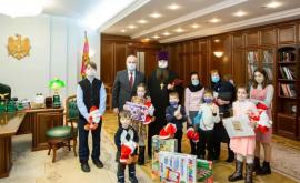 Dodon a donat unei familii cu opt copii care au rămas fără mamă indemnizația unică