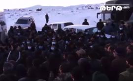 Протестующие жители Армении перекрыли дорогу автомобилю Пашиняна