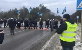 На Украине шахтеры перекрыли дороги изза долгов по зарплате