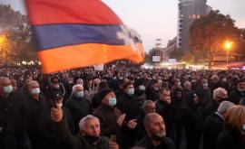 В Ереване протестующие начали ставить палатки у здания правительства