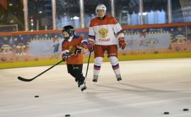 Владимир Путин исполнил мечту 9летнего мальчика и поиграл с ним в хоккей
