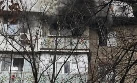 Flăcări puternice întrun bloc de locuit din Botanica Incendiul filmat de trecători