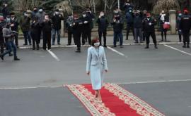 Майя Санду пришла на церемонию инаугурации пешком Какой наряд она выбрала