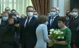 Трогательный момент президент Майя Санду дарит цветы своей матери после инаугурации ВИДЕО